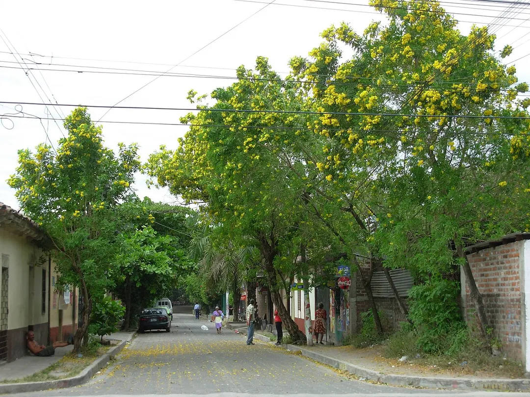 Una calle típica de Aguilares, El Salvador.