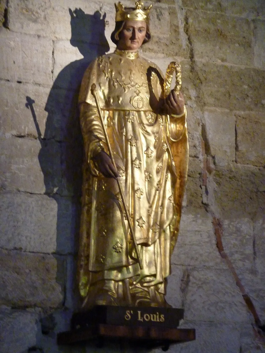 Aigues-Mortes: church of Notre-Dame des Sablons: statue of Saint-Louis.