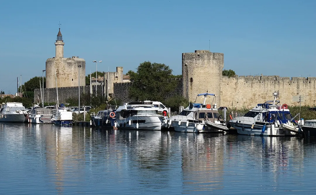 La tour de Constance et les remparts d'Aigues-Mortes vu du canal du Rhône à Sète. Gard, France