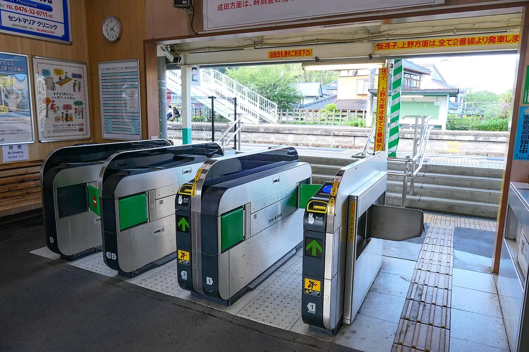 JR成田線の安食駅舎内の改札口