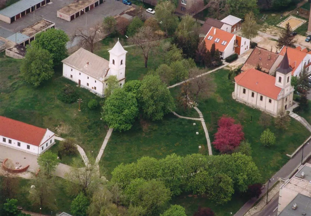 Evangélikus és református templomok, Ref. templom, késő barokk, 1783. Megújítva 1912-ben és 1938-ban. azonosító 9527 (törzsszám 4757). Veszprém m., Ajka, Kossuth u. - Evangélikus templom, késő barokk, 1786-1789. Táblás famennyezete és oszlopos fakarzata 1786-ból azonosító 9526 (törzsszám 4758). Veszprém megye, Ajka, Templomdomb, Kossuth u.