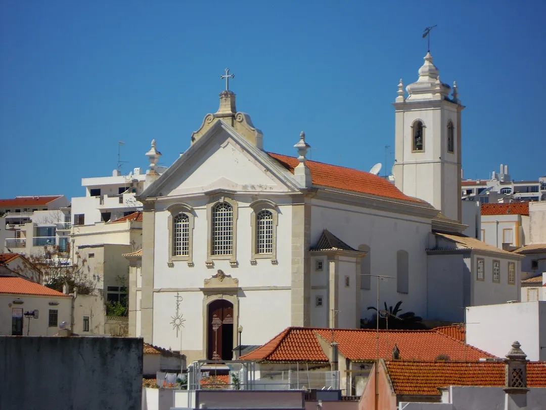 A view across to Igreja Matriz (Mother Church of Albufeira) from the Rua Joãn Bailote, Albufeira old town, Algarve, Portugal..
