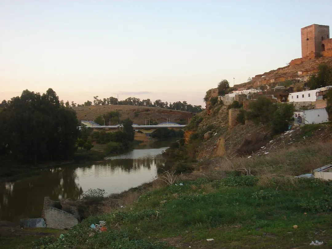 Río Guadaíra a su paso por el Puente del Dragón (al fondo), en la localidad de Alcalá de Guadaíra