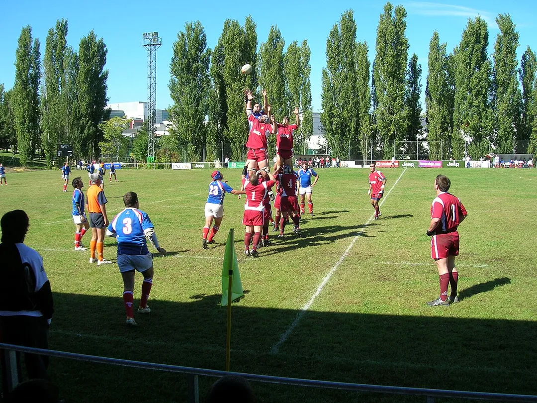 Touch durante partido entre Alcobendas Rugby y Liceo Francés
