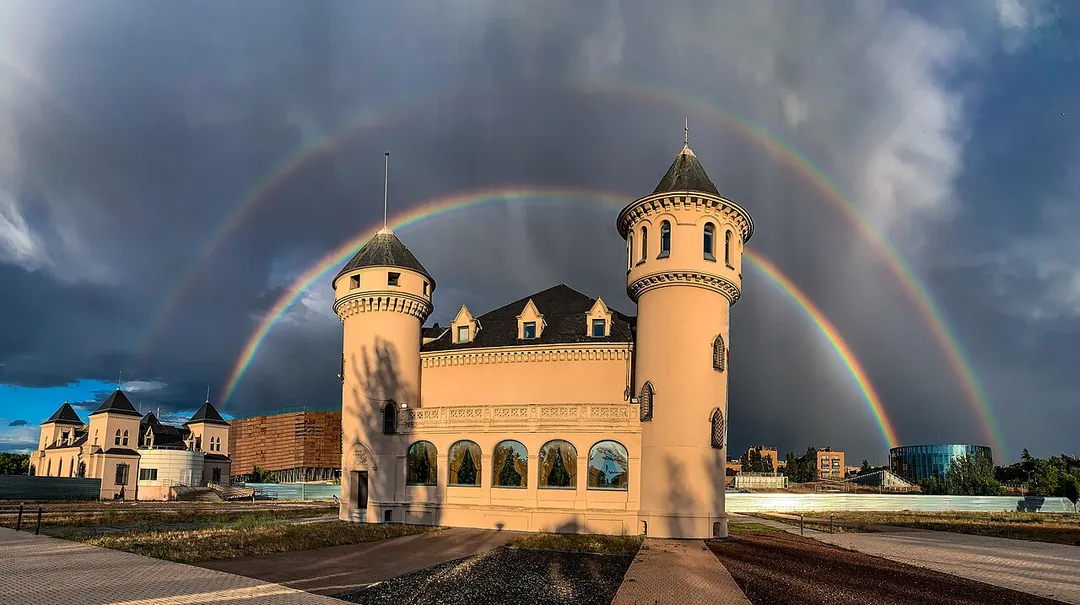 Castillos de San José de Valderas con arcoíris doble al fondo. https://es.wikipedia.org/wiki/Parque_de_los_Castillos_(Alcorcón)