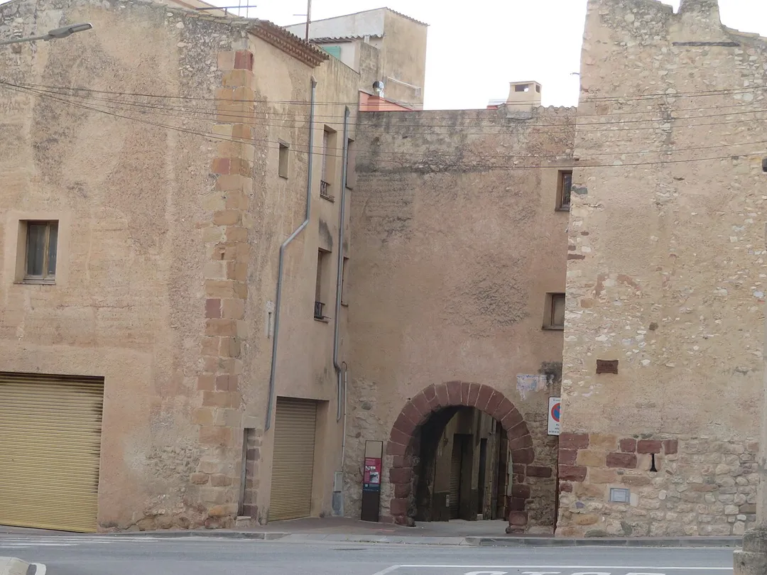 Murallas de Alcover. Vista de las Torres del Portal de San Miguel.