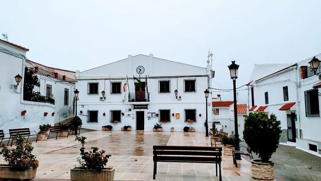 Plaza donde se encuentra la Casa Consistorial en el municipio de Alcudia de Monteagud, Almería. Foto hecha en un paseo del proyecto "Escuela de Wikicronistas"