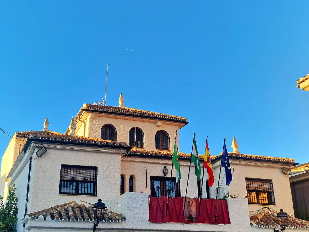 Vista del Ayuntamiento de Alfacar, en la provincia de Granada (España).