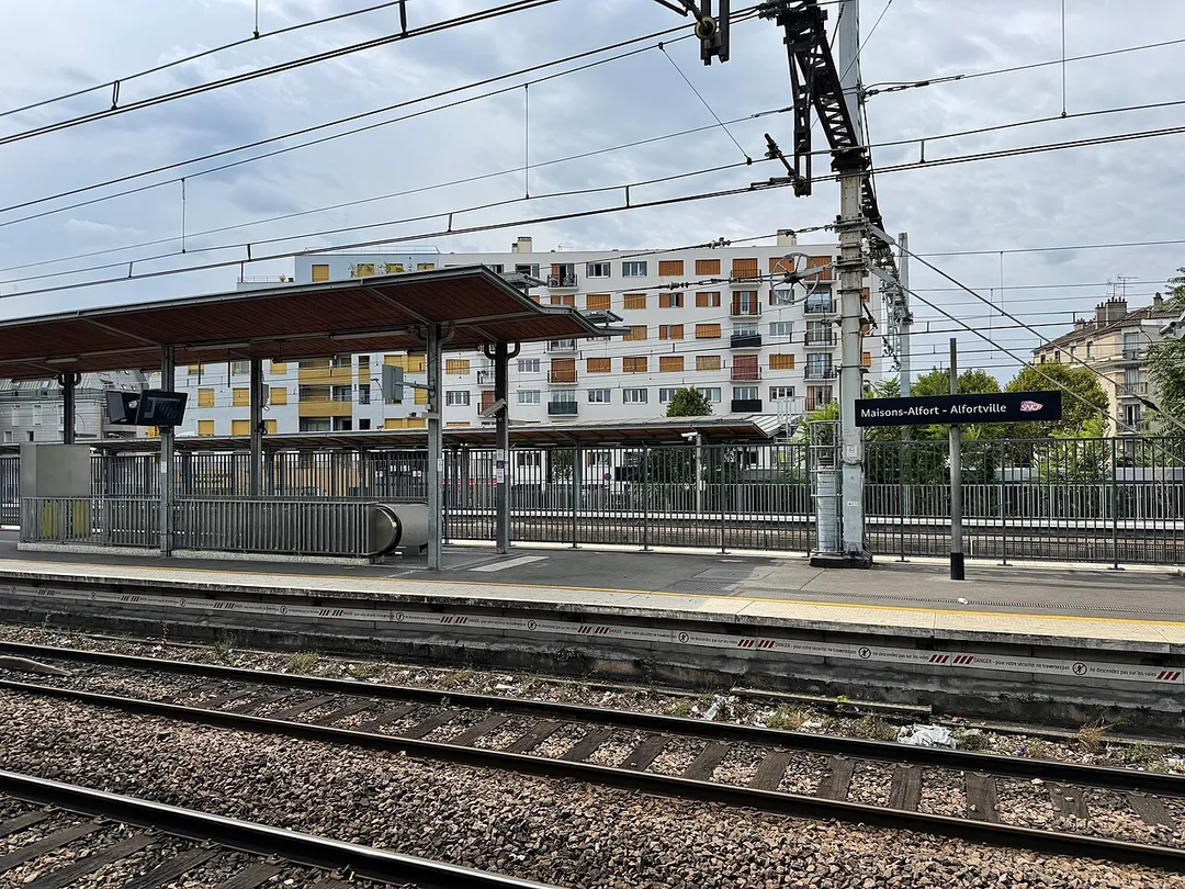 Quais de la gare de Maisons-Alfort - Alfortville, Alfortville.