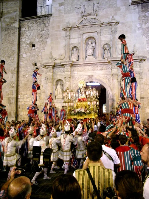 Algemesí's Virgin of Salut procession finale, complete with muixerangues, tornejants, policemen &amp; photographers
