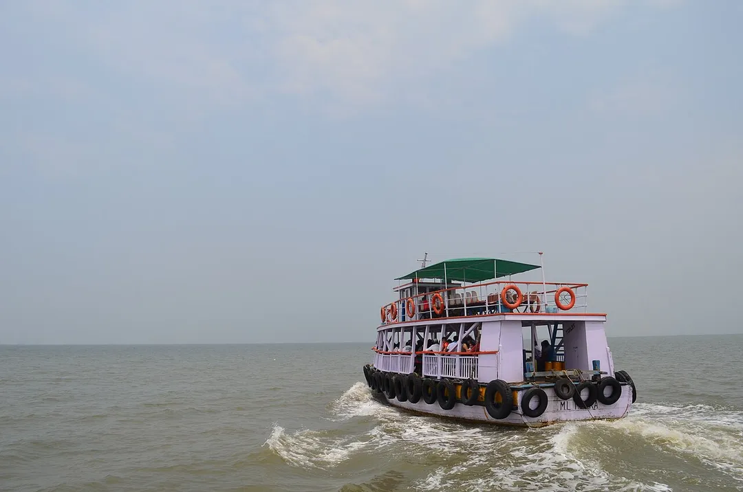 Ferry service between Mandwa and Gateway of India, Mumbai