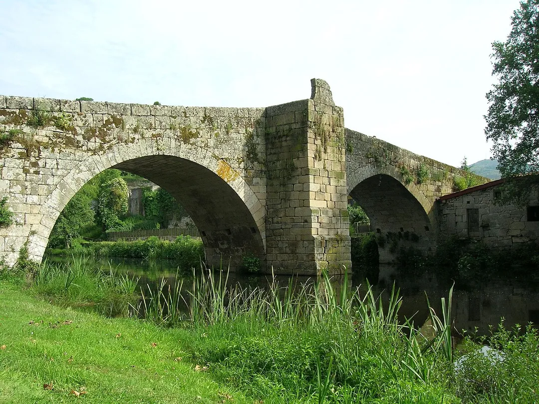 El antiguo puente de Allariz se conoce como puente de Vilanova, por la proximidad a la iglesia del mismo nombre.