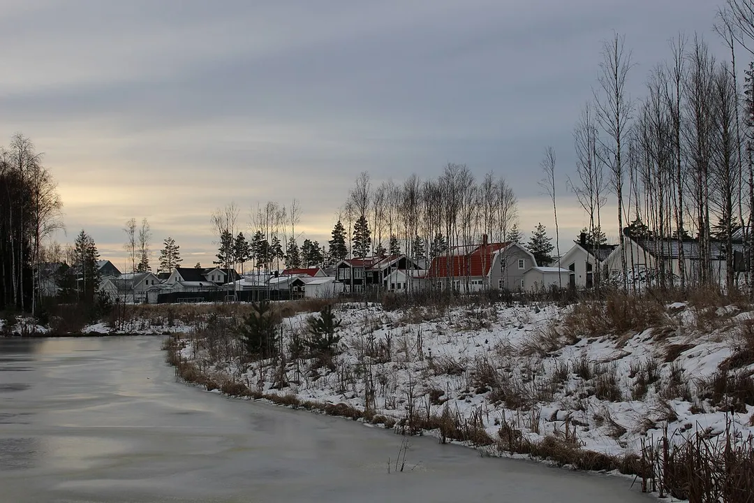 Vattensamling och bebyggelse i Östra Alsike intill ett värmeverk.