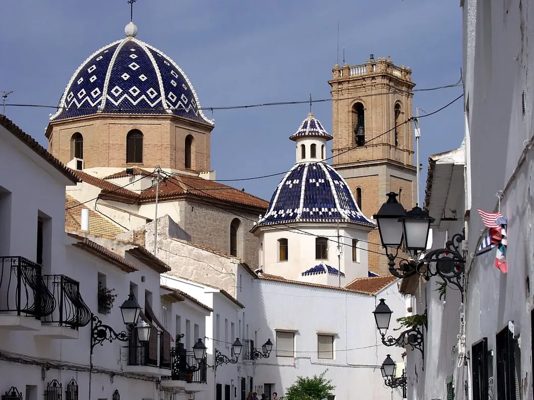Calle del casco antiguo, con la iglesia de la Consolación al fondo
