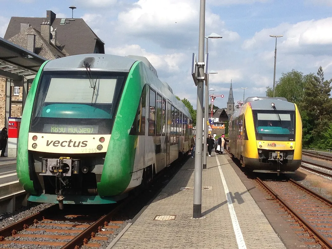 Bahnhof Altenkirchen mit zwei Triebwagen von Vectus und HLB