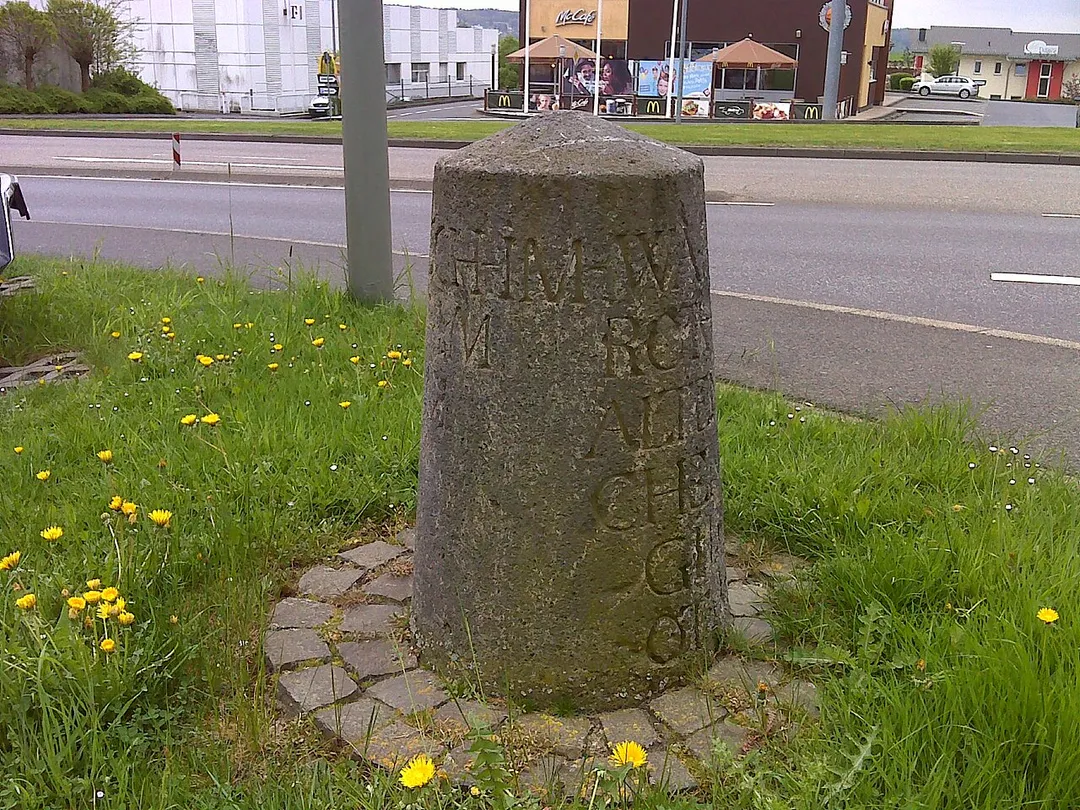 Preußischer Halbmeilenstein an der Kölner Straße (Bundesstraße 8) in Altenkirchen vor dem Mercedes-Benz Autohaus