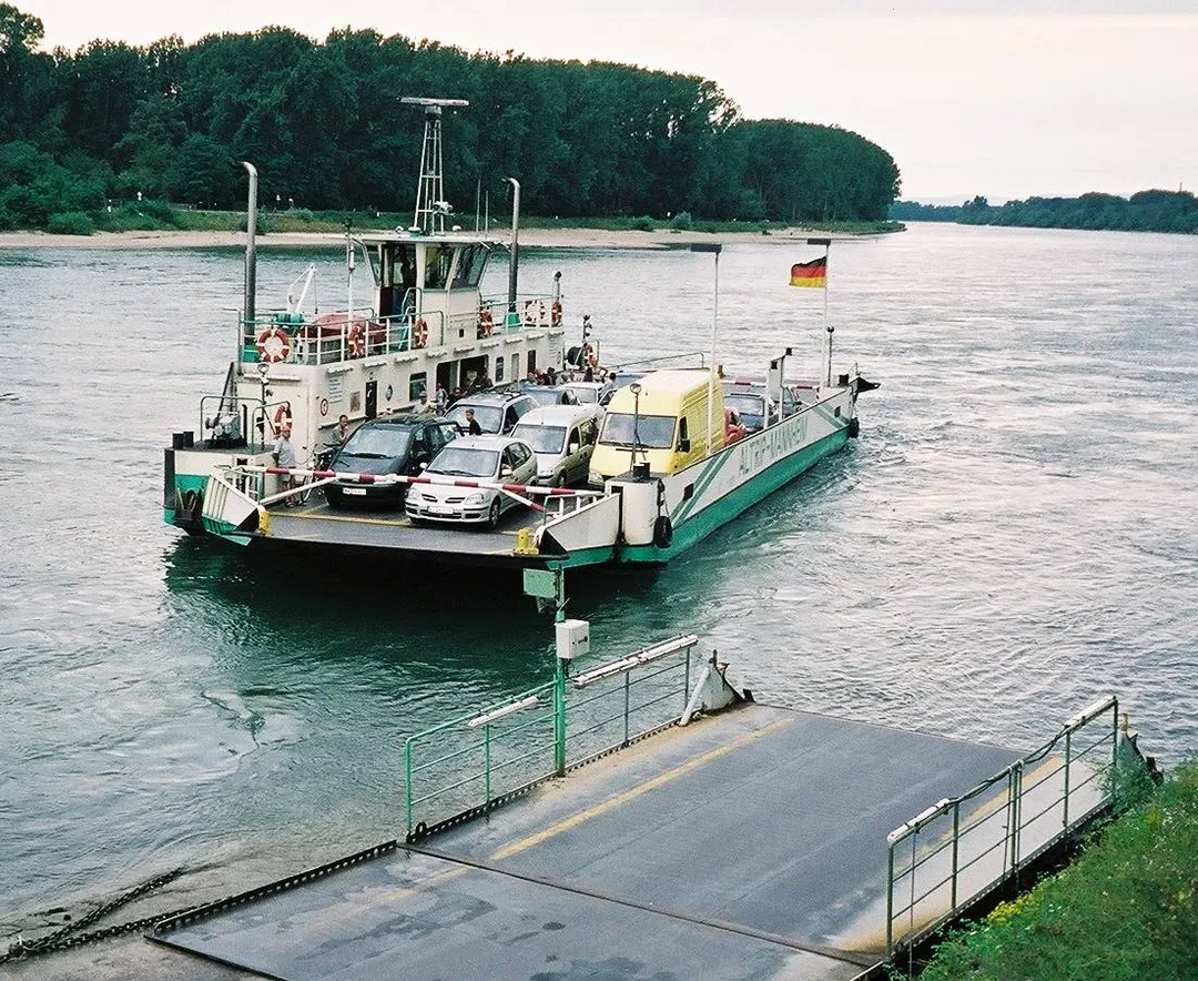 Die Rheinfähre zwischen Mannheim und Altrip im August 2004