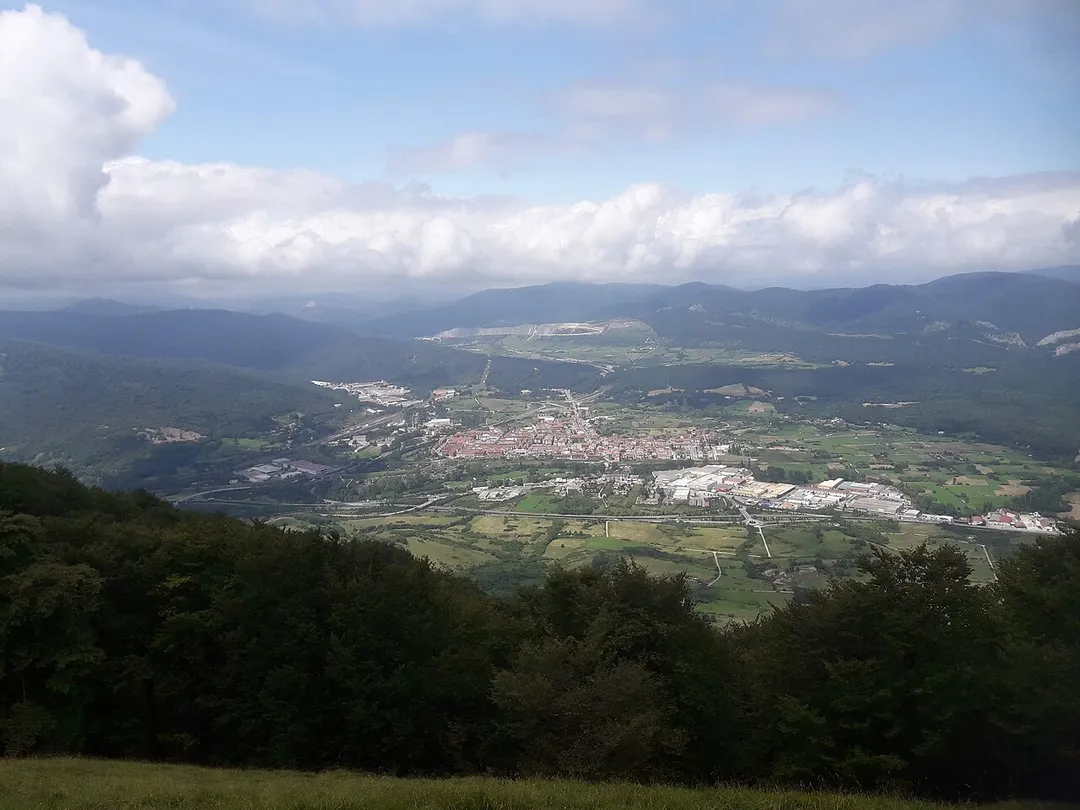 Fotos preses en una excursió al "mendizaleen ibilbidea" o camí dels muntanyencs, un itinerari des del centre d'informació que hi ha al coll d'Urbasa fins a la carena sobre la Sakana. La major part transcorre per fagedes i part del primer tram coincideix amb un itinerari adaptat.