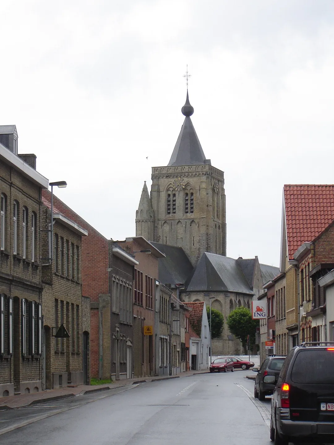 Sint Audomaruskerk in Alveringem, gezien vanuit de Nieuwstraat. Church of Saint Audomare, as seen from the Nieuwstraat street. Alveringem, West-Flanders, Belgium