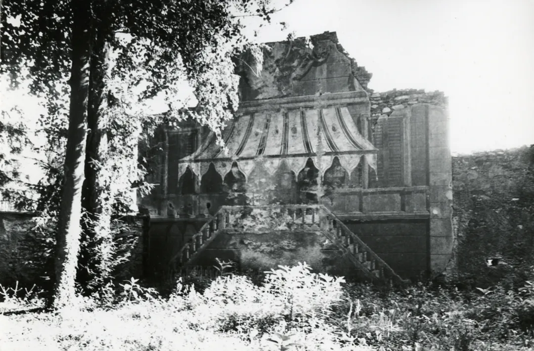 Servizio fotografico : Ameno, 1980 / Paolo Monti, Istituto di fotografia Paolo Monti. - Stampe: 11 : Positivo b/n, gelatina bromuro d'argento/ carta, 13x18. - ((Al verso delle stampe manoscritti i numeri dei negativi (e dei fogli di provini dei negativi) corrispondenti secondo altra numerazione (riportata anche nei fogli dattiloscritti conservati nella scatola "Lago d'Orta", numerata 44): A1/1A, A1/5A, A2/30, A3/10, A3/24, A3/35, A4/17, A4/19, A6/3, A7/31, A7/27; timbro a inchiostro con copyright: "Fondazione Arch. Enrico Monti/ Anzola d'Ossola (NO)". - Sul coperchio della scatola iscrizione didascalica manoscritta a pennarello nero: "Lago d'Orta". - Per identificazione soggetti e datazione, vedi fogli pinzati dattiloscritti con indicazioni di luogo e data di ripresa del lavoro sul Lago d'Orta, all'interno della scatola n. 44, "Lago d'Orta". - Occasione: Documentazione per la pubblicazione: Alberti Luigi, Rainaldi Giancesare, Rizzi Enrico (a cura di), "Elogio del Lago d'Orta", Anzola d'Ossola-Valstrona, Fondazione arch. Enrico Monti-Lo Strona, 1983. - Fonte: Fattura di Paolo Monti: IV. Commesse/ Fattura n. 06/ Riprese fotografiche città di Orta e Lago d'Orta (1982/04/10), presso Archivio Paolo Monti. N. 450 fotografie formato 24x30. - Fonte: Monografia di Alberti Luigi, Rainaldi Giancesare, Rizzi Enrico: Elogio del Lago d'Orta, Anzola d'Ossola-Valstrona, Fondazione arch. Enrico Monti-Lo Strona (1983). Alberti Luigi, Rainaldi Giancesare, Rizzi Enrico (a cura di)