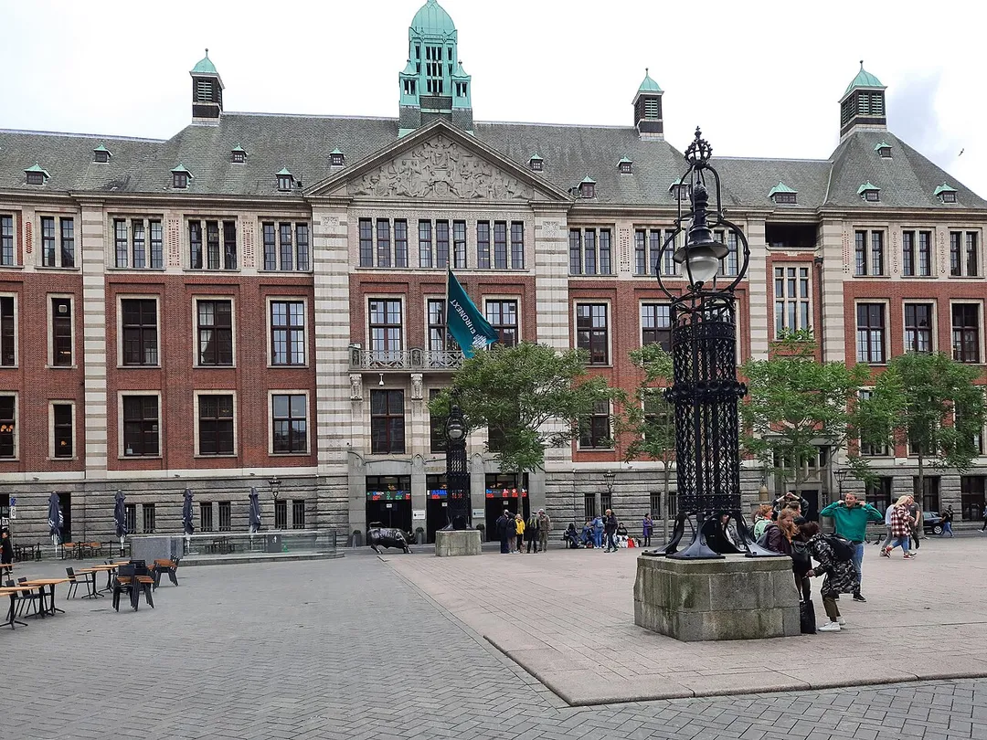 Amsterdam ist die Hauptstadt und bevölkerungsreichste Stadt des Königreichs der Niederlande und belegt den 18. Rang der größten Städte der Europäischen Union.