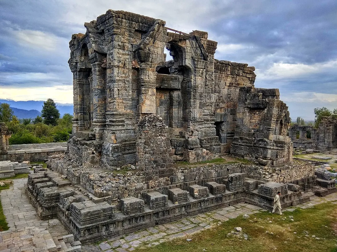 The central building is most striking in size and situation of all the existing remains of kashmir grandeur.It is 63 feet in length by 36 in width,and alone of all the temples of kashmir posess,in addition to the cells or sanctuary,a choir and nave termed in Sanskrit the Antarala and Arddhamandapa .The main building at present is uncovered.The original form could be determined by a reference to other temples of kashmir.It is being thought that the roof was of Pyramidal form,remains of four distinct pyramids are seen on each corner of central edifice.The whole temple is built with enormous blocks of lime stones of length 6'8'9 feets.The central building is 75 feet above the ground.