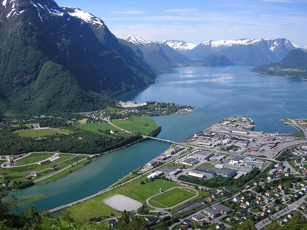 Utsikt over utløpet av elva Rauma fra Kjerringplassen.