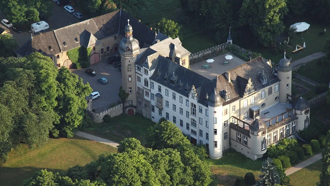 Burg Namedy: Luftaufnahme aus nordöstlicher Richtung