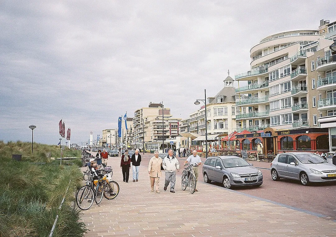 : Die Strandpromenade in Noordwijk

 : Seaside promenade in Noordwijk
 :
 : promenada nadbrzeżna
Source: own work
Date: June 2007, Noordwijk, South Holland, Netherlands
Author: Maschinenjunge
Licence: GFDL, cc-by 3.0