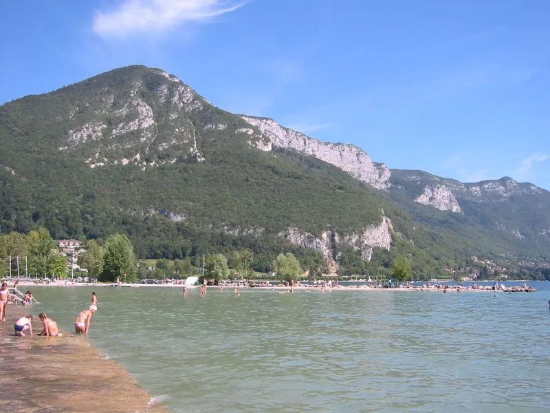 Plage d'Albigny avec le Mont Veyrier.
