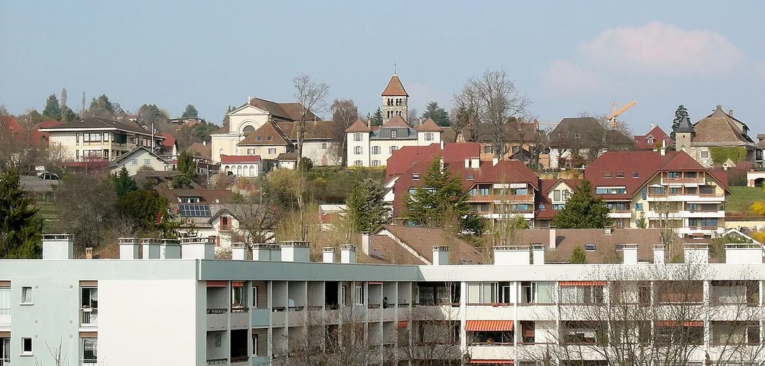 On the top of the hill, the principal place of en:Annecy-le-Vieux (en:Haute-Savoie, en:France) overlooks the Clarines'neighborhood. From left to right :
- On the far left, Annecy-le-Vieux City hall
- Church of Saint-Laurent
- Annecy-le-Vieux's bell tower (romanesque art)
- Below the bell tower, the house where en:Gabriel Fauré lived in
- On the far right, La Pesse Castle.
