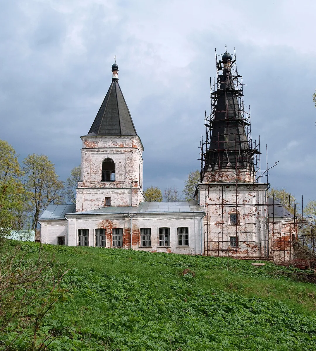 Church of Theotokos Orans in Annino, Ruzsky district, Moscow Oblast, Russia. Built by 1690 by Miloslavsky family. Belltower built in 18th century. Refectory added in 1914.