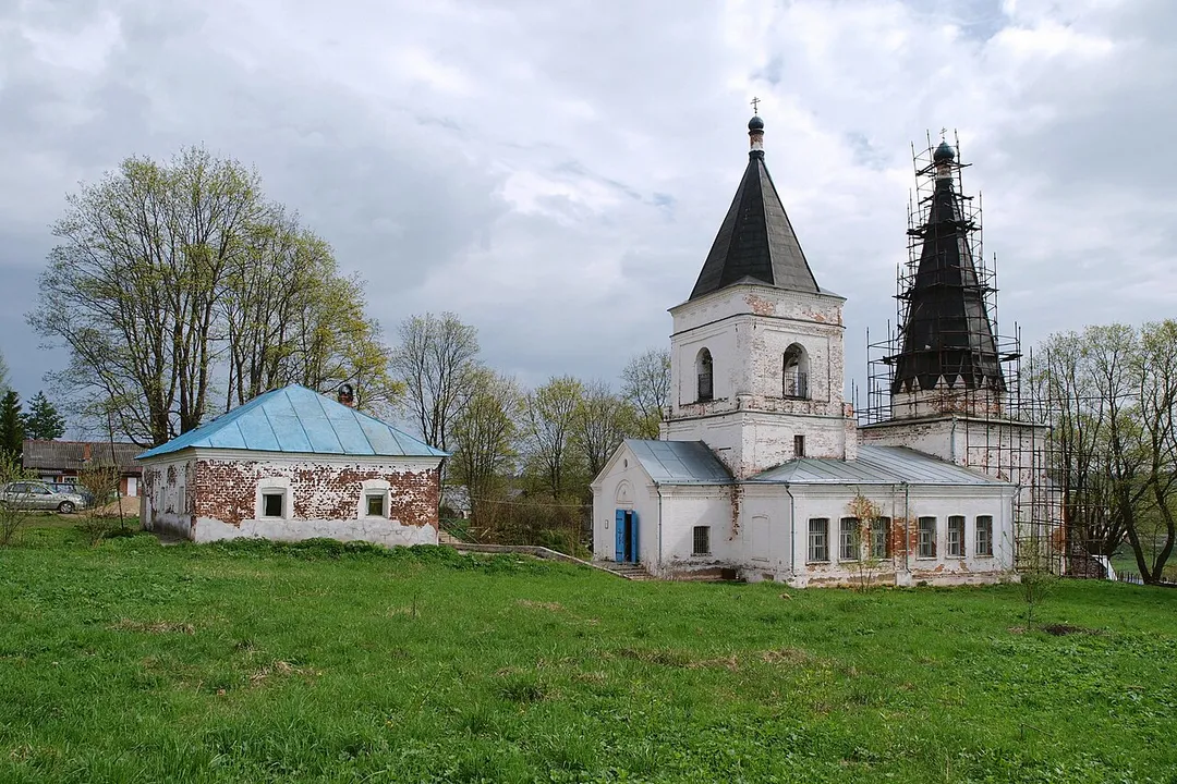 Church of Theotokos Orans in Annino, Ruzsky district, Moscow Oblast, Russia. Built by 1690 by Miloslavsky family. Belltower built in 18th century. Refectory added in 1914.