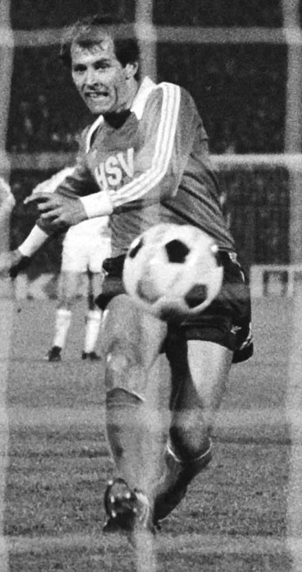 Collectie / Archief : Fotocollectie Anefo
Reportage / Serie : [ onbekend ]
Beschrijving : Anderlecht tegen HSV (finale Europa Cup II ); Georg Volkert (HSV) brengt uit een strafschop de stand op 1-0
Datum : 11 mei 1977
Locatie : Amsterdam
Trefwoorden : sport, voetbal
Persoonsnaam : Volkert, Georg
Fotograaf : Peters, Hans / Anefo
Auteursrechthebbende : Nationaal Archief
Materiaalsoort : Negatief (zwart/wit)
Nummer archiefinventaris : bekijk toegang 2.24.01.05

Bestanddeelnummer : 929-1735
