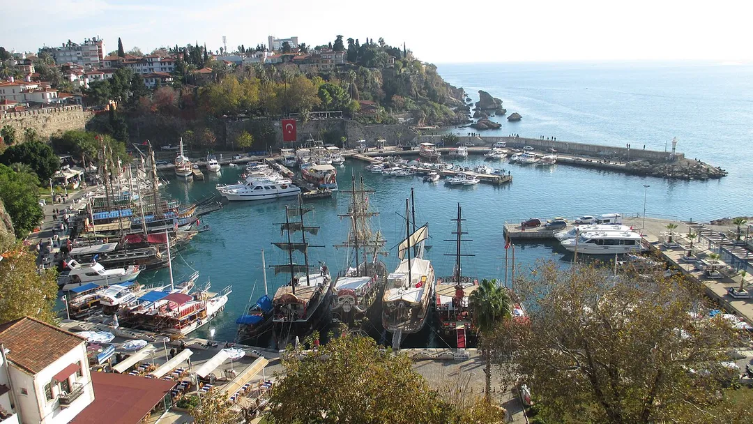 Yachthafen von Antalya und Altstadt (Kaleiçi).