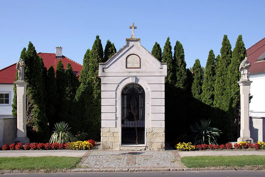 Antau - Lourdeskapelle mit hl. Antonius (links) und hl. Johannes Nepomuk (rechts)