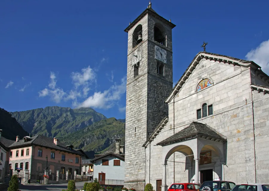 Veduta di Antronapiana, frazione di Antrona Schieranco (VB), con la parrocchiale di San Lorenzo ed il municipio
