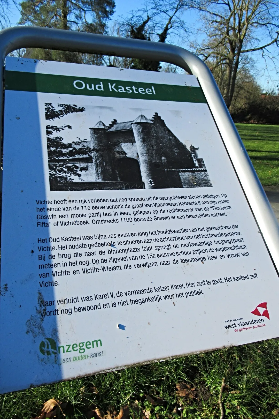 Anzegem Oud-Kasteel
Vichte heeft een rijk verleden dat nog spreekt uit de overgebleven stenen getuigen. Op het einde van de 11e eeuw schonk de graaf van Vlaanderen Robrecht II aan zijn ridder Goswin een mooie partij bos in leen, gelegen op de rechteroever van de "Fluviolum Fifta" of Vichtebeek. Omstreeks 1100 bouwde Goswin er een bescheiden kasteel.
Het Oud Kasteel was bijna zes eeuwen lang het hoofdkwartier van het geslacht van der Vichte. Het oudste gedeelte is te situeren aan de achterzijde van het bestaande gebouw. Bij de brug die naar de binnenplaats leidt springt de merkwaardige toegangspoort meteen in het oog. Op de zijgevel van de 15e-eeuwse schuur prijken de wapenschilden van Vichte en Vichte-Wieland die verwijzen naar de toenmalige heer en vrouw van Vichte.

Naar verluidt was Karel V, de vermaarde keizer Karel, hier ooit te gast. Het kasteel zelf wordt nog bewoond en is niet toegankelijk voor het publiek.