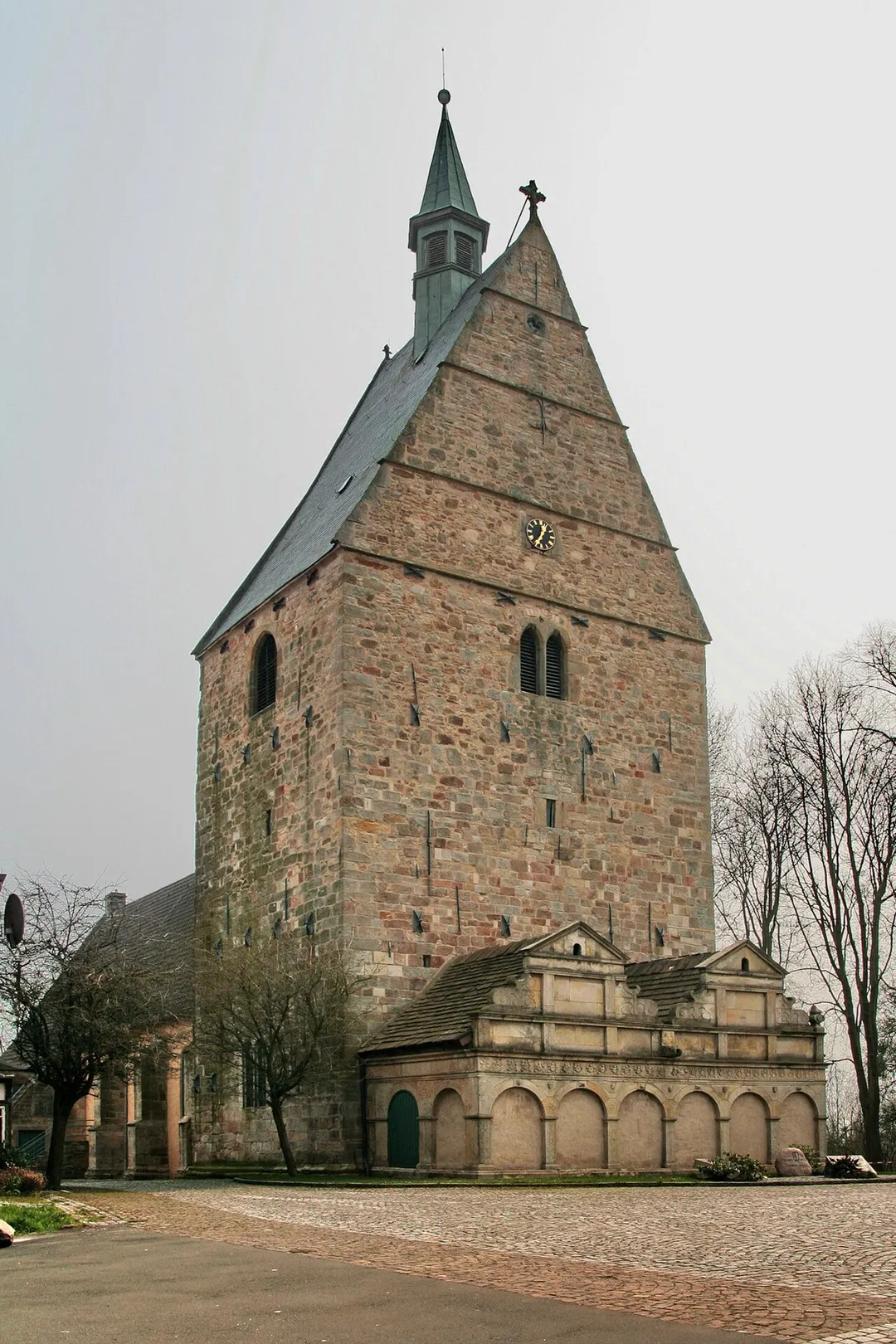 Kirche (ca.11.Jhd.)im Vorbau die Gruft der Familie von Münchhausen in Apelern, Niedersachsen, Deutschland