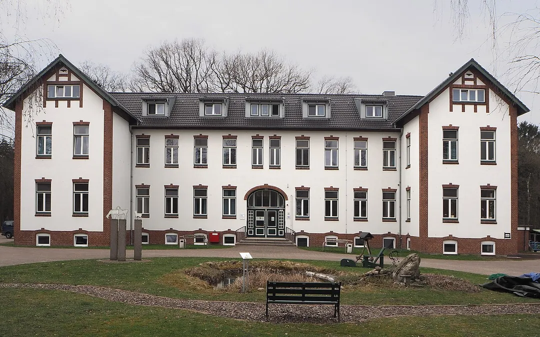 Appen (Schleswig-Holstein) – Schäferhofweg 30 – Haupthaus  
– Das Foto zeigt das Haupthaus der Arbeiterkolonie Schäferhof mit 26 Einzelzimmern für Bedürftige. Es ein zwölfachsiges zweigeschossiges Bauwerk mit Dachgeschoss. Das Haus ist symmetrisch gestaltet, weist zwei Seitenrisalite auf und einen mittleren Eingang. Die Wände sind verputzt mit einem Sockel und Zierelementen aus Backstein.