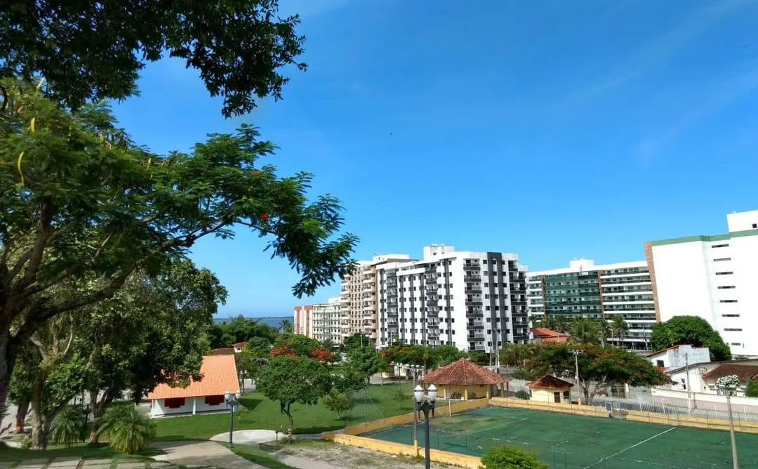Esta imagem é do centro de Araruama, município localizado no estado do Rio de Janeiro. A imagem foi tirada pela manhã, diretamente da Praça do Centro.