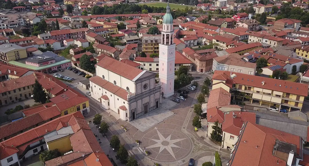 Foto della facciata della chiesa parrocchiale di Sant'Eusebio e del campanile in Piazza Libertà (Arconate)