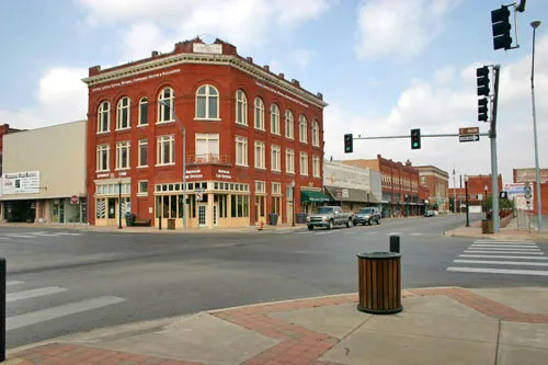 Intersection of Main (SH-199) &amp; Washington (SH-77S) Streets in downtown Ardmore, Oklahoma. I took this photo myself on 03/05/06.