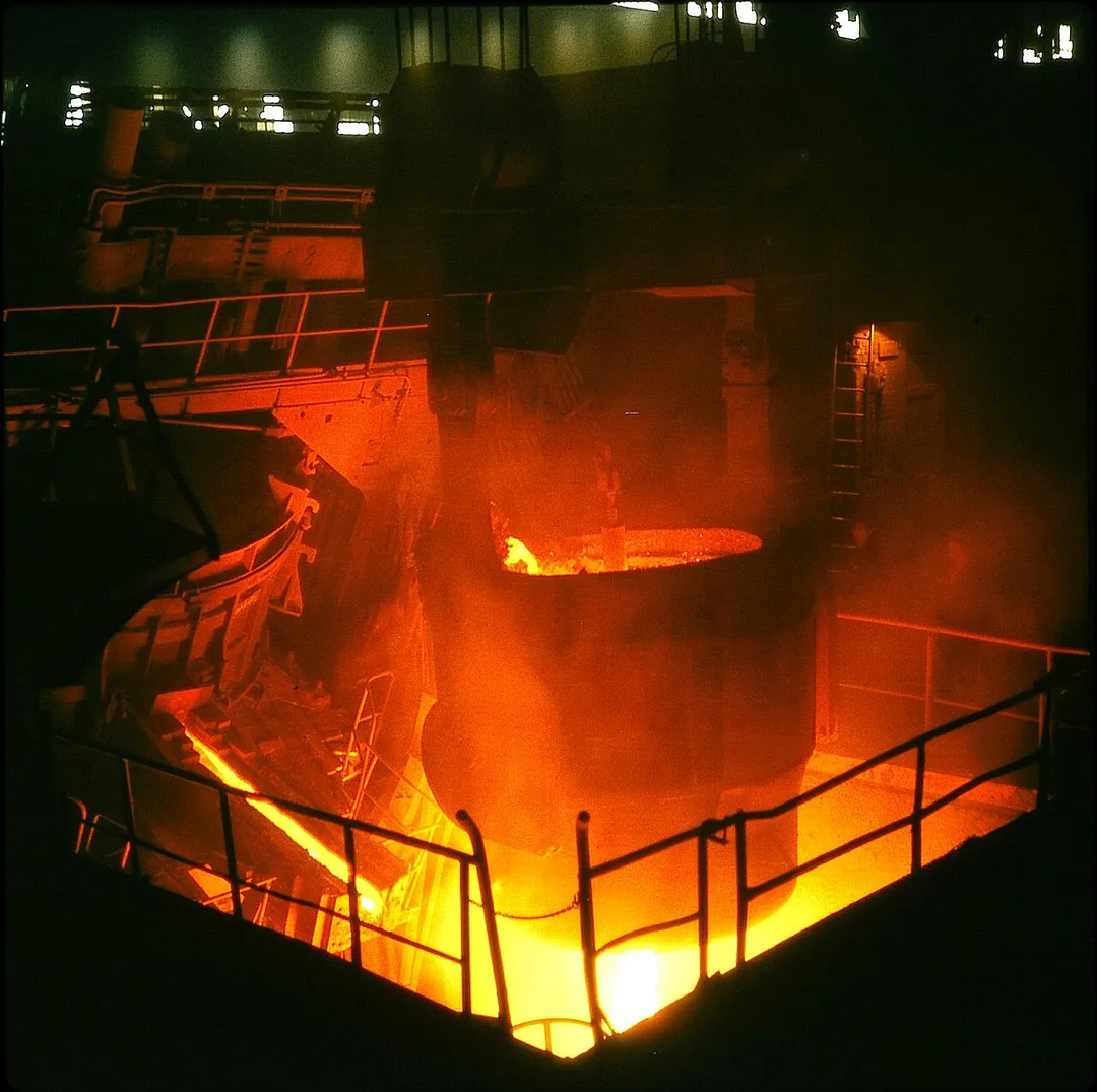 Original image description from the Deutsche FotothekMetallurge für Erzeugung-Stahl, E-Werk
