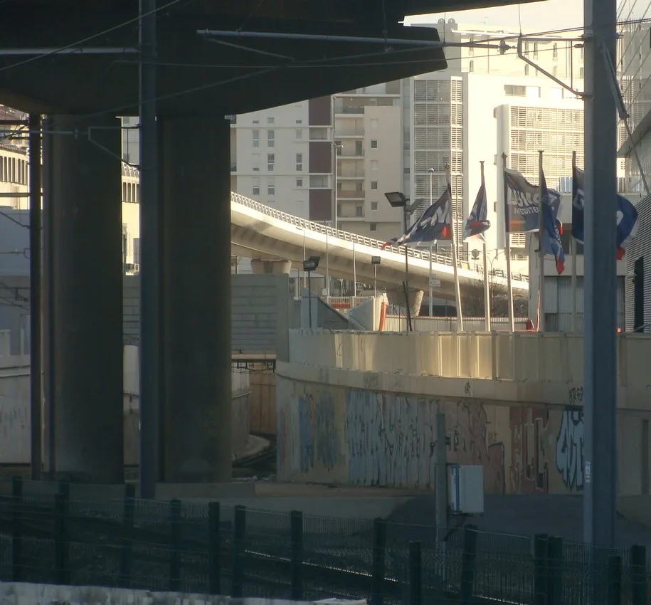 Dans le nouveau quartier d'Arenc-Méditerranée, la bretelle d'accès à l'autoroute A55, en passerelle, passe au-dessus de la voie ferrée.