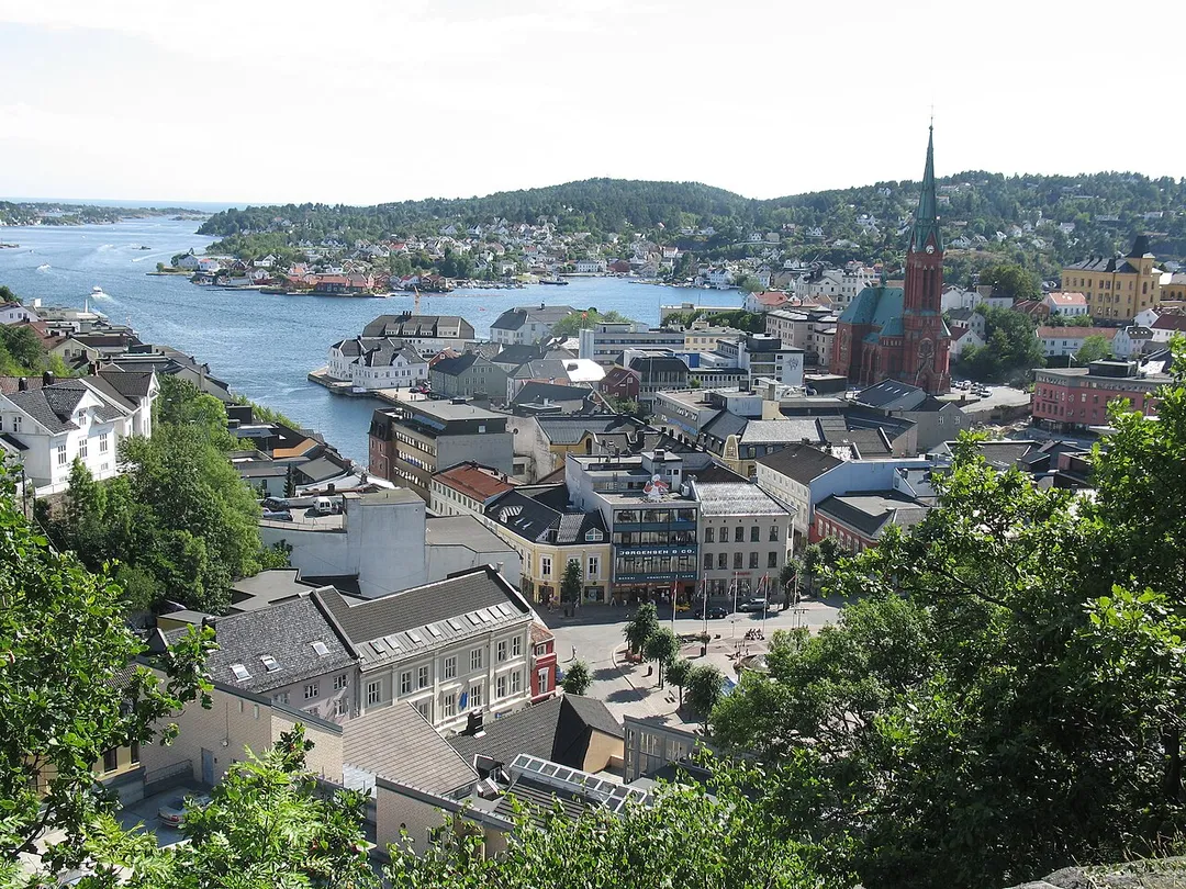 Utsikt over Arendal sentrum. Pollen og Torvet midt i bildet. Trefoldighetskirken og Tyholmen til høyre. I bakgrunnen Galtesund til venstre, Hisøy og Kolbjørnsvik til høyre.