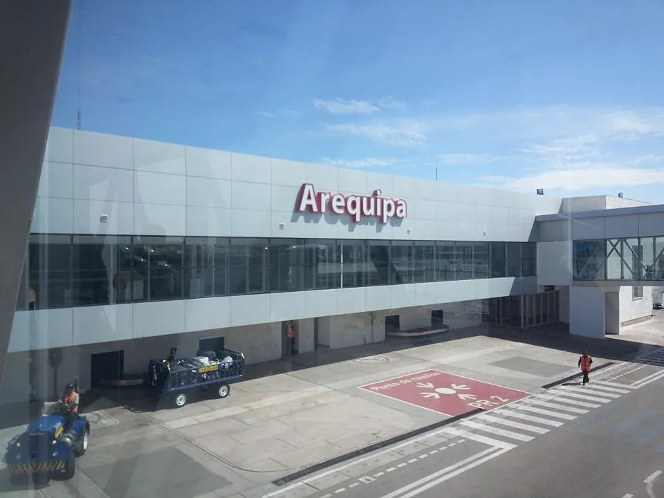 SPQU: Aeropuerto Internacional de Arequipa Perú, foto tomada desde el puente de abordaje.