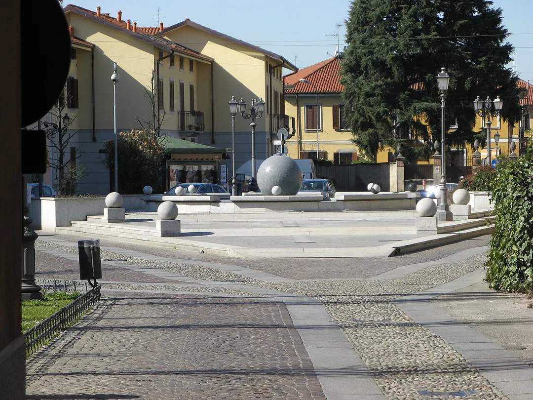Arluno, Piazza del popolo, Fontana della luna