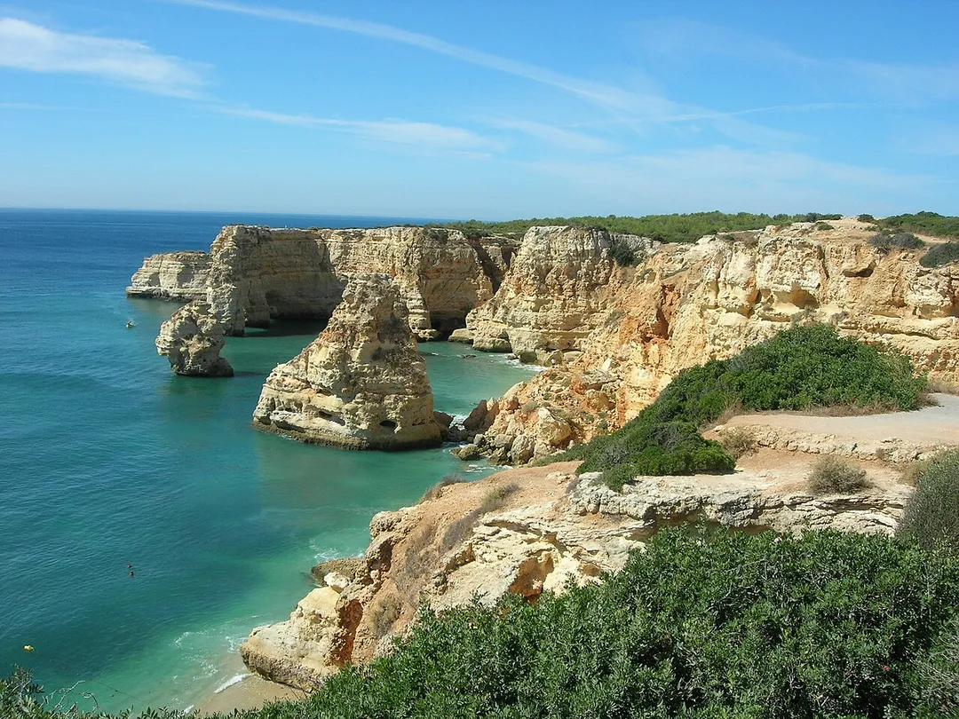 Pobřeží Algarve poblíž měctečka Armacao de Pera