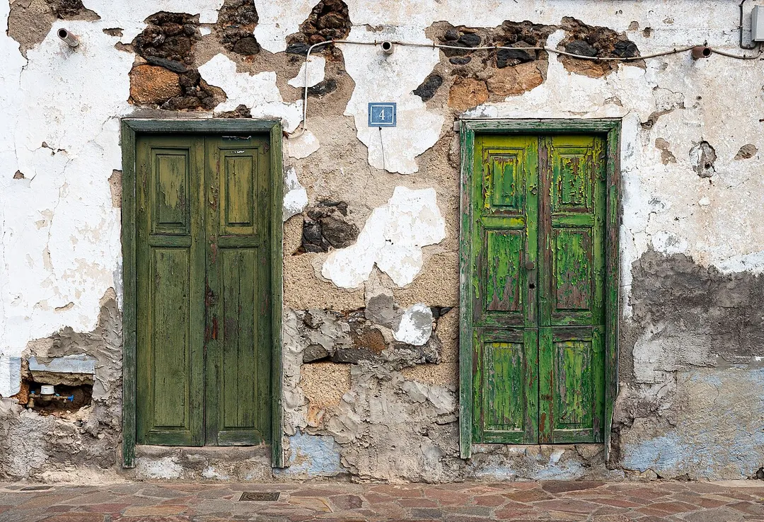 Two green Doors in the city of Arona at C. la Luna, 4